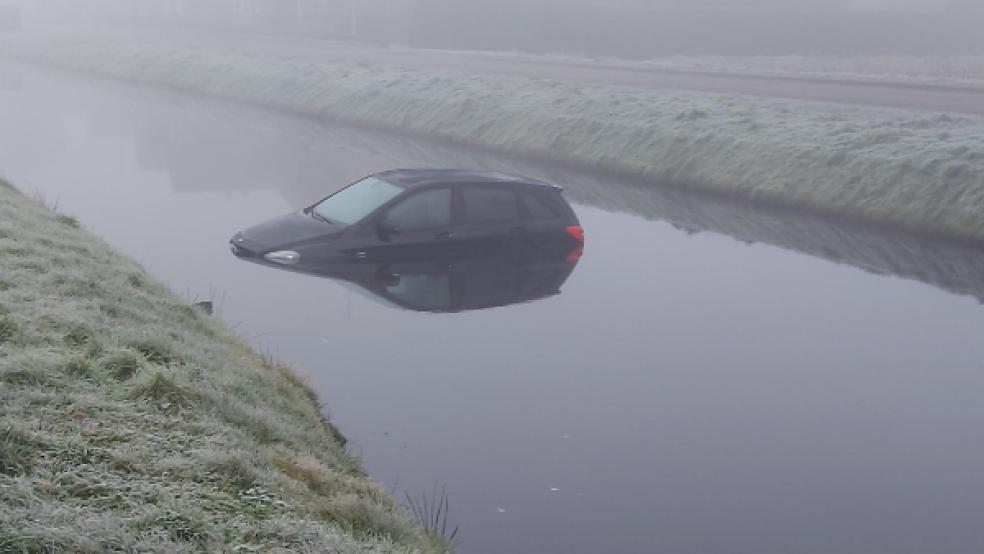 Dieses Auto landete heute in einem Papenburger Kanal. Verletzt wurde niemand.  © Foto: dpa/Nord-West-Media TV/ Stephanie Ahrend