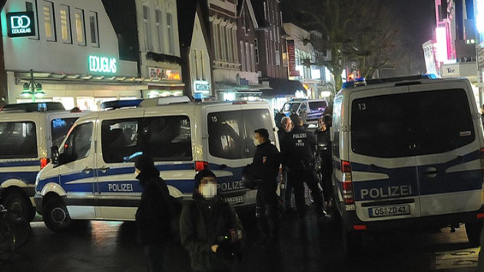 In Leer blockierten Polizeieinheiten mit ihren Einsatzfahrzeugen während einer Protestkundgebung den Durchgang zur Mühlenstraße in der Fußgängerzone.  © Foto: Wolters