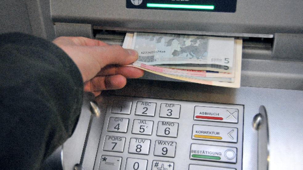 Die Zahl der Geldautomaten nimmt weiter ab. © Foto: Zucchi (dpa/Symbolbild)