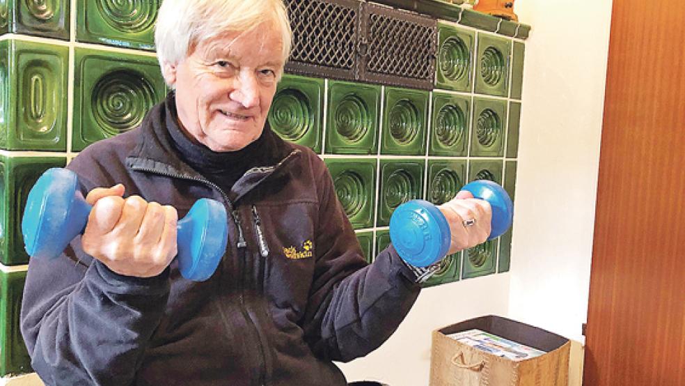 Siegfried Rütten kämpft sich nach seiner Covid-19-Erkrankung auch mit Hanteltraining wieder zur Normalität zurück.  © Foto: Radtke
