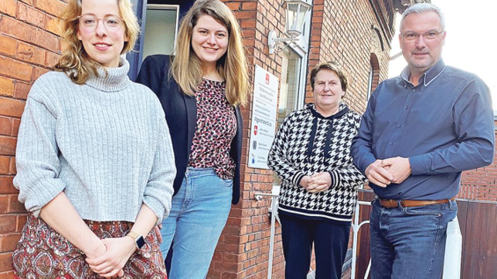 Vor der SPD-Geschäftsstelle in Leer (von links): Svenja Rastedt, Annika Gels sowie die beiden Landtagsabgeordneten Hanne Modder und Sascha Laaken.  © Foto: SPD
