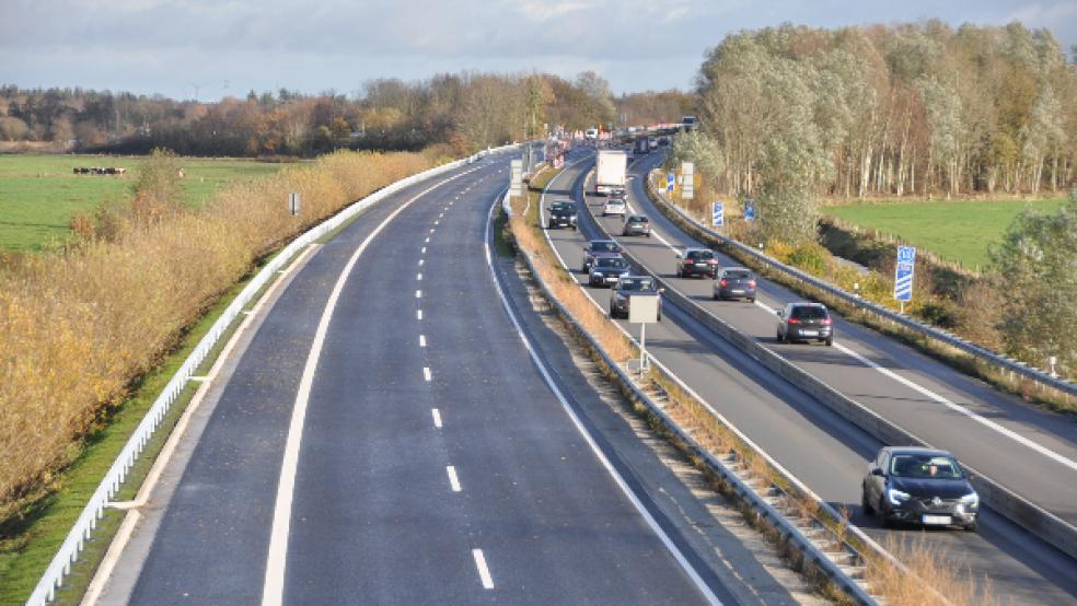 Nachdem die Gegenfahrbahn in Richtung Rheiderland im vergangenen Jahr grunderneuert worden war (Bild), ist ab 14. Februar der Abschnitt zwischen Leer-West (Emstunnel) und Leer-Nord dran. Danach können auch die Leitplanken auf dem Mittelstreifen erneuert werden. © Foto: Wolters