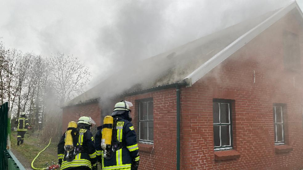 Die Feuerwehr war heute Mittag in Tichelwarf im Einsatz. Der Grund war ein Zimmerbrand.  © Foto: Boelmann