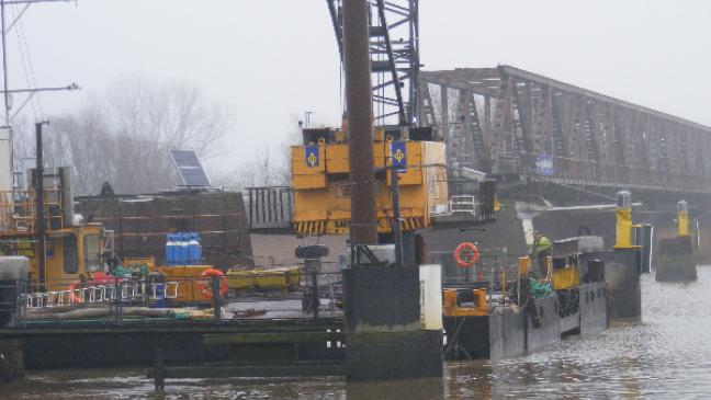 Bagger soll Überbauten zerteilen