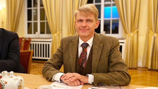 Brons stärkt Meyer den Rücken