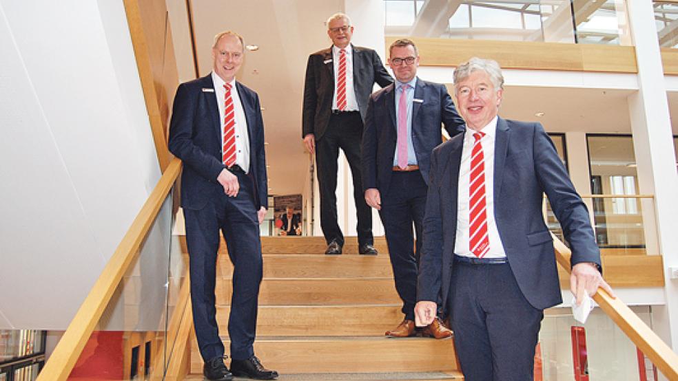 Das derzeitige Führungsteam der Sparkasse: Vorstandsvorsitzender Heinz Feldmann (vorne rechts) geht zum 31 Juli in den Ruhestand, Carsten Rinne (vorrne links) wird sein Nachfolger. Ingo Fortkamp (Mitte) wird Nachfolger von Carsten Rinne als stellvertretender Vorstandsvorsitzender, oben auf der Treppe Vorstandsvertreter Frank Fastenau.  © Foto: Hoegen
