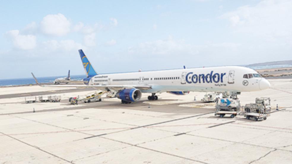 Die Pannen-Maschine von Condor auf dem Rollfeld des Flughafens auf Fuerteventura nach der Notlandung.  © Foto: Leemhuis