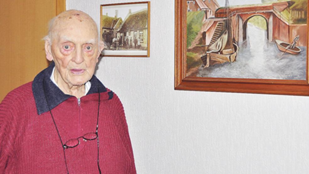 Bernhard Stahlmann lebt noch in dem Haus, das er zusammen mit seiner Frau Janette gekauft hatte. Etliche Fotos und Zeichnungen in seiner Wohnung zeigen das »alte Bingum«.  © Foto: Wolters