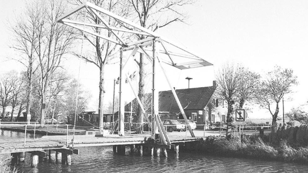 Das Gasthaus »Petkumer Klappe« in idyllischer Lage am Fehntjer Tief.  © Fotos: Alfred Klüß