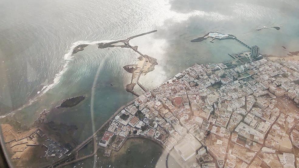 Hartmut Leemhuis und seine Familie mussten auf den Rückflug von Lanzarote nach Hamburg einige Schrecksekunden überstehen. Ein Triebwerk war ausgefallen. Ursache können ein Vogelschlag oder technisches Versagen gewesen sein.  © Fotos: privat