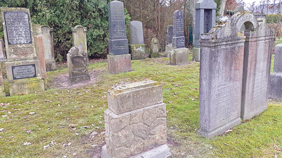 Auf dem jüdischen Friedhof am Leege Weg in Bunde wurden zehn Grabsteine zerstört. Die Schäden wurden mittlerweile größtenteils behoben. Die Gemeinde Bunde übernimmt die Hälfte der Reparaturkosten.  © Foto: Berents