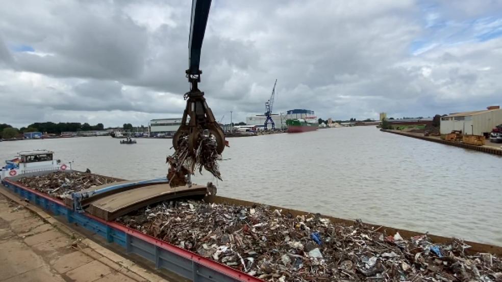 Im Leeraner Hafen sind 2021 insgesamt 410.868 Tonnen an Gütern umgeschlagen worden - mehr als in den vergangenen beiden Jahren. © Foto: Stadtwerke Leer