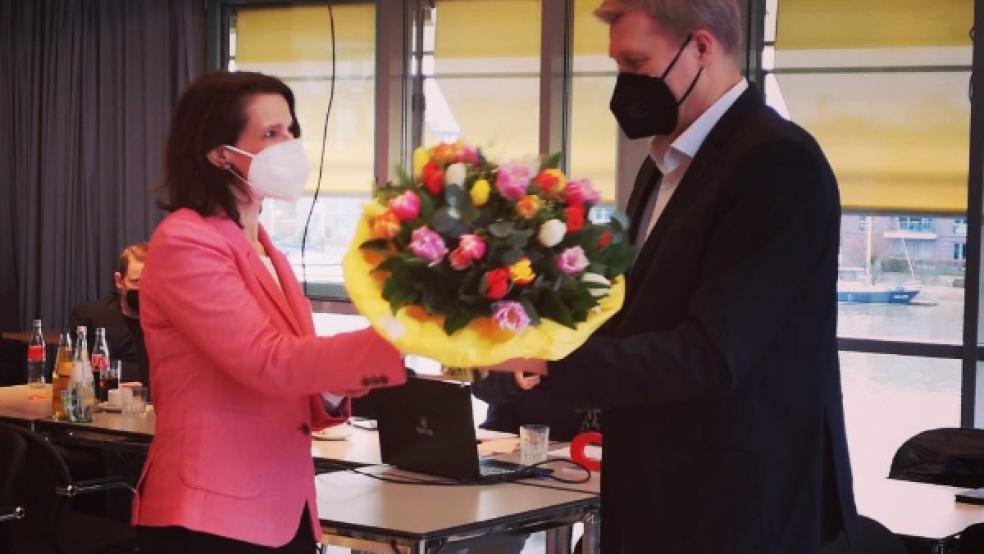 Die CDU-Kreisvorsitzende Melanie Nonte gehörte zu den ersten Gratulantinnen. © Foto: CDU Leer