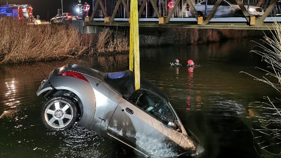 Mit Hilfe von zwei Tauchern konnte das Fahrzeug aus dem Kanal geborgen werden. © Foto: Feuerwehr