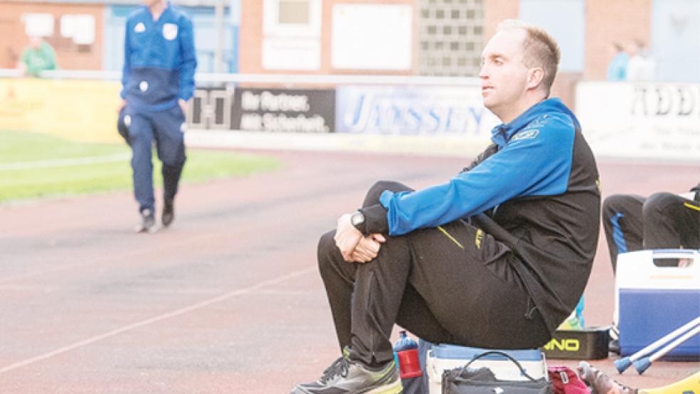 Michael Zuidema sitzt ab Sonnabend wieder als Trainer von Germania Leer an den Spielfeldrändern der Region.  © Archivfoto: Bruins