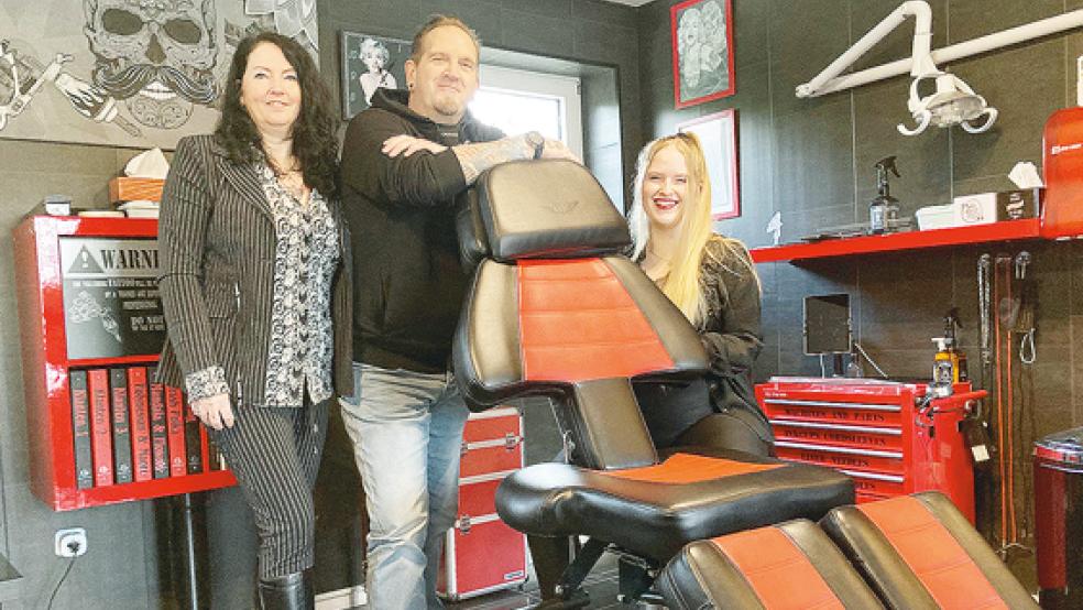Betreiben in Stapelmoor schon seit fünf Jahren ein Tattoo-Studio: Sandra, Hans und Jil van Hoeven (von links). Die Familie konnte es lange Zeit nicht glauben, dass Farben jetzt wirklich verboten sind, mit denen sie viele Jahre gearbeitet haben.  © Foto: Boelmann