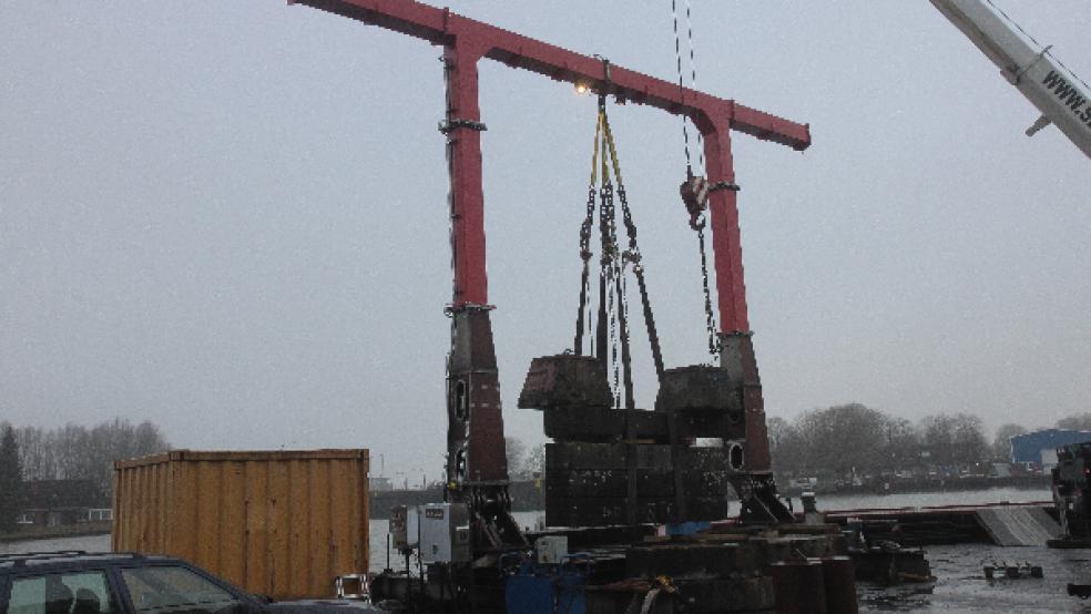 Mit 24 Tonnen schweren Gewichten am Haken: Auf der Werft der SEC GmbH im Leeraner Hafen bestand ein Prototyp des weltweit bisher einzigartigen Hebesystems den Test der Klassifikationsgesellschaft. Dank der Zulassung kann der sogenannte A-Frame in der Praxis zum Einsatz kommen. © Foto: Erik Hofmann