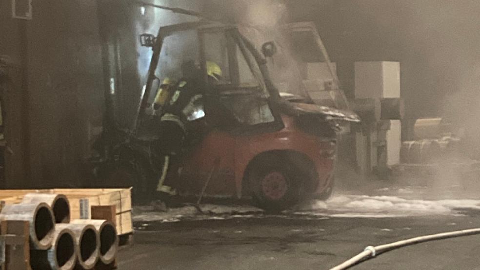 Die Feuerwehr hat heute Morgen einen brennenden Gabelstapler gelöscht.  © Foto: Feuerwehr