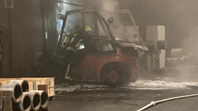 Feuerwehr löscht brennenden Gabelstapler