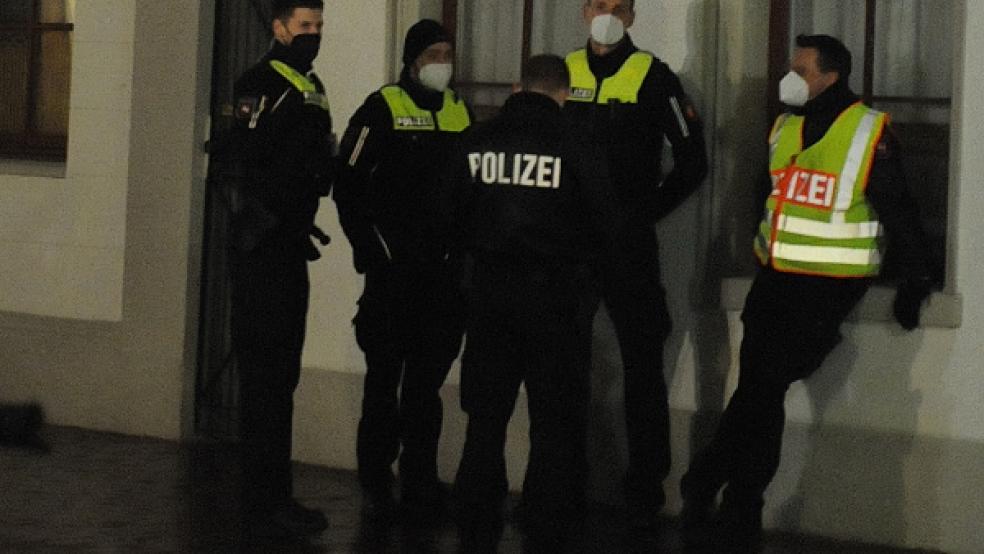 Wie in der Vorwoche (unser Bild) begleiteten Einsatzkräfte der Polizei den Corona-Protest in Leer. © Foto: Wolters (Archiv)