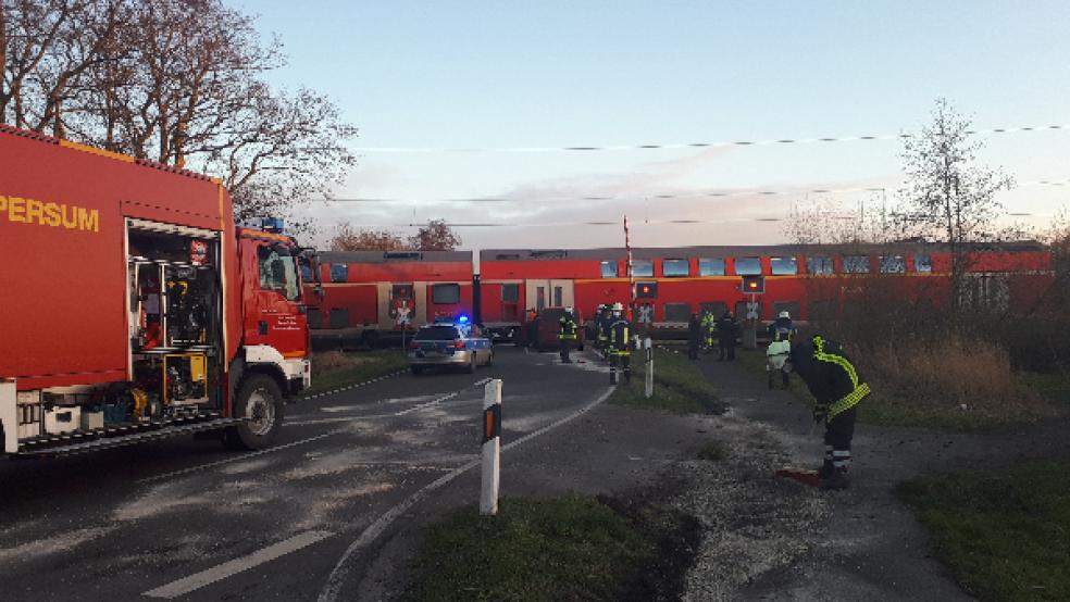 Die Feuerwehr war gestern an einem Bahnübergang in Loppersum (Landkreis Aurich) im Einsatz. Fast wäre dort eine Autofahrerin mit einem Zug kollidiert.  © Foto: Feuerwehr