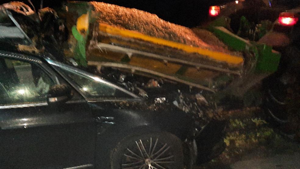  Bei diesem Unfall wurde der Autofahrer schwer und der Traktorfahrer leicht verletzt.  © Foto: Polizei