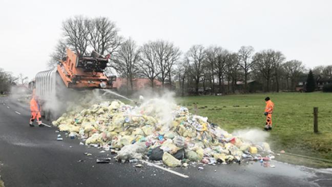 Hausmüll in Transportfahrzeug gerät in Brand