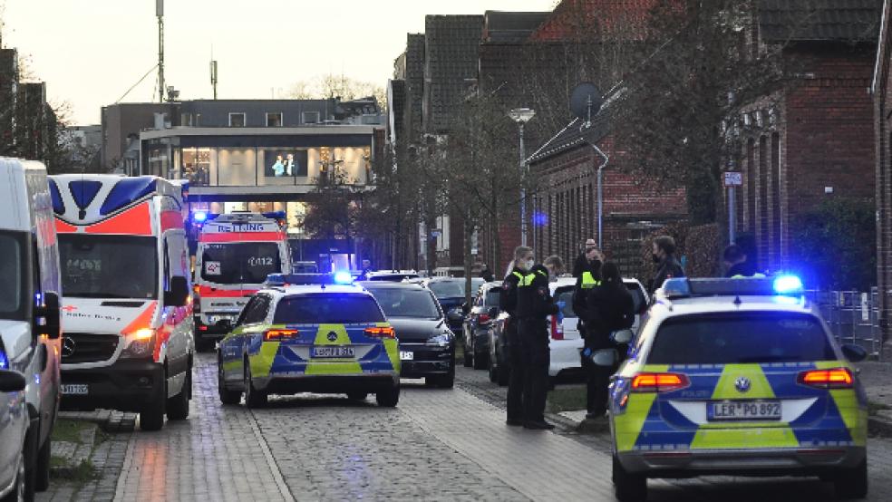 Mit einem Großaufgebot war die Polizei heute Nachmittag in der Großstraße in Leer im Einsatz.  © Foto: Wolters 
