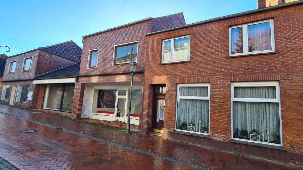 Diese Ansicht wird es bald nicht mehr geben. Diese Häuser in der Westerstraße in Weener werden abgerissen. An der Stelle soll ein Mehrfamilienhaus mit zwölf bis 14 Eigentumswohnungen entstehen. © Foto: privat