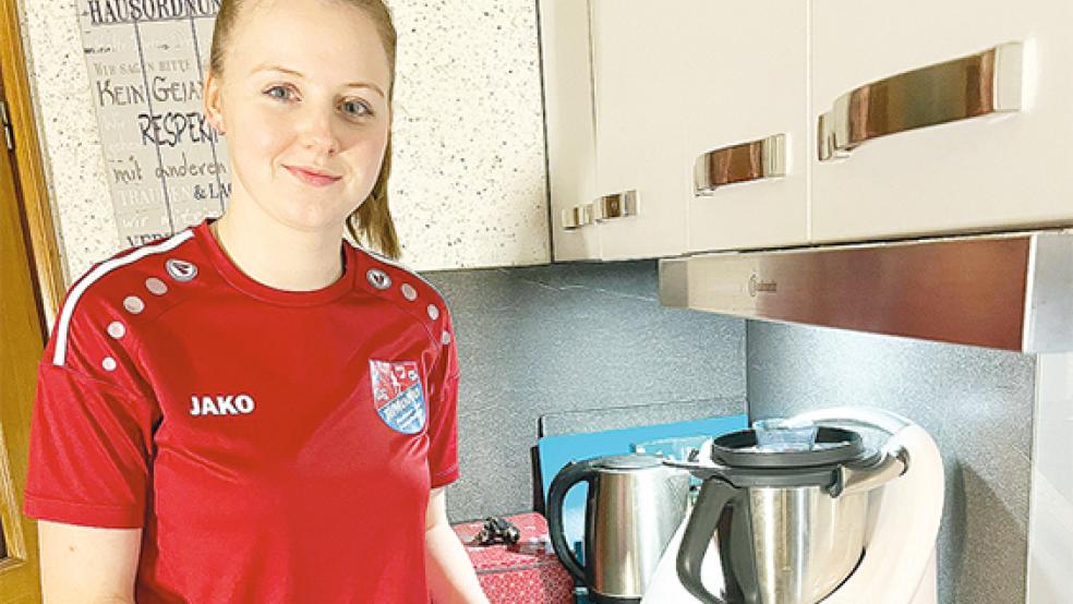 Offensivspielerin Lea Siemens aus Holthusen ist nicht nur vor dem gegnerischen Tor kreativ, sondern auch an der Pfanne. Hier macht sie Spätzle mit Hähnchenbrust in einer Spinat-Käse-Sauce.  © Foto: privat
