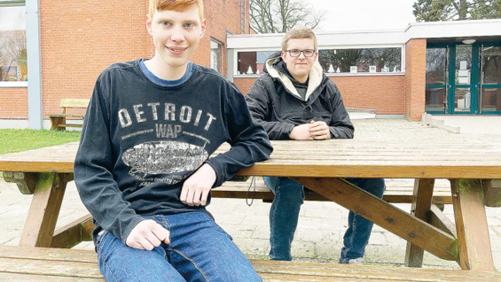 Fühlen sich an der Greta-Schoon-Schule in Weener sehr wohl: Jan Merten (vorne) und Niklas Kurnitzki.  © Foto: Boelmann