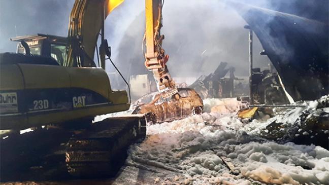 Feuer zerstört Halle mit Kfz-Werkstatt