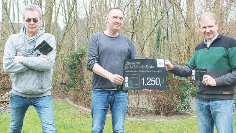 Klangmeister Harry de Winter (von links) und Autor Kai-Uwe Hanken alias Kai Kurgan überreichten jetzt 1250 Euro an den Vorsitzenden des Elternvereins für krebskranke Kinder Ostfriesland, Ralph Gebler.  © Foto: Berents