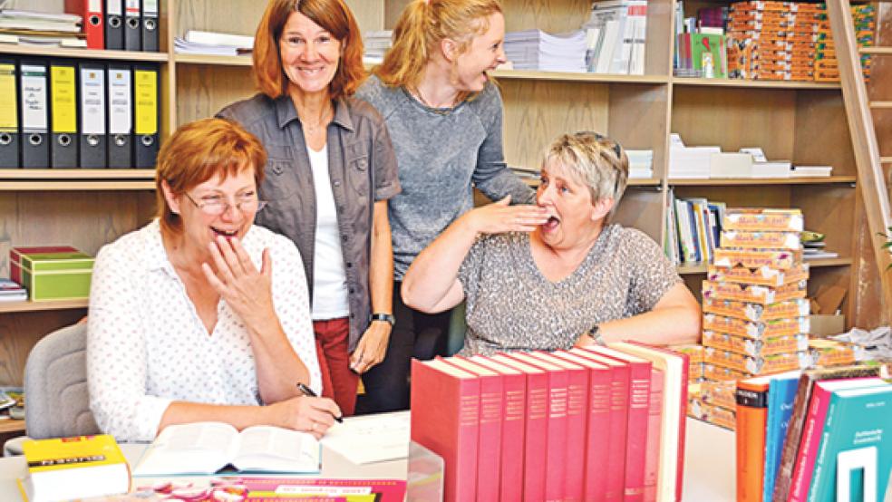 Haben immer noch Spaß an der Arbeit: Seit 30 Jahren gibt es das Plattdüütskbüro bei der Ostfriesischen Landschaft. Ganz so lange sind Ilse Gerdes, Elke Brückmann, Grietje Kammler und Anita Willers (von links) noch nicht dabei. Die Freude am Platt ist aber geblieben. © Foto: Ostfriesische Landschaft