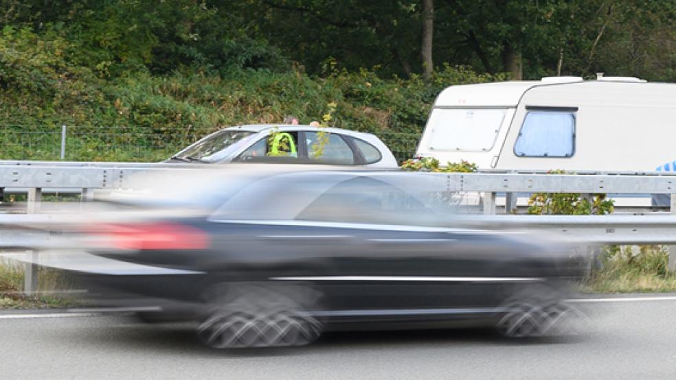 Die Polizei sucht nach dem Fahrer eines dunklen Mercedes CLK, der am Donnerstag in Emden auf der A 31 von der Fahrbahn abkam und Unfallflucht beging.  © Symbolfoto: Archiv