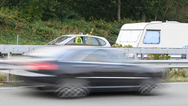 In Leitplanke gerast und geflüchtet