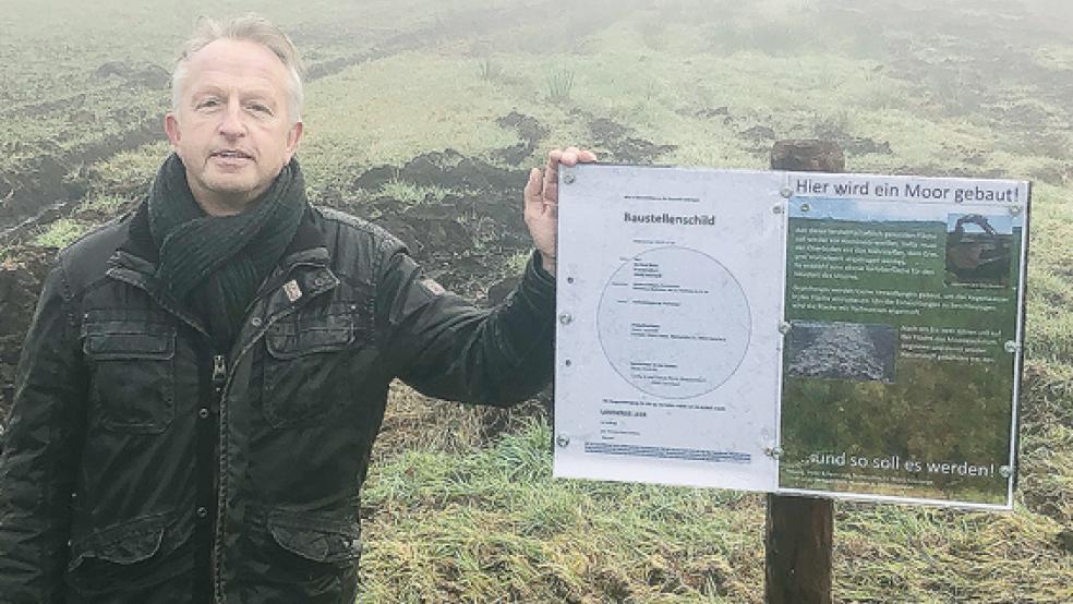 Landwirt Gerhard Block will auf einer Grünlandfläche an der Russenstraße in Flachsmeer ein Hochmoor entstehen lassen.  © Foto: Zein