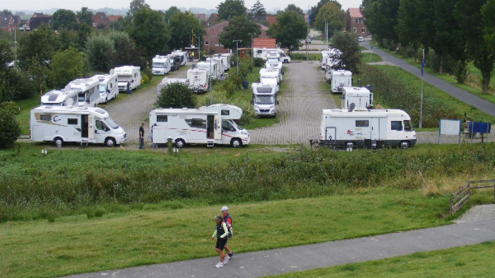 Soll die Gebühr für den Wohnmobil-Stellplatz in Ditzum erhöht werden? Vor einem solchen Beschluss soll die Verwaltung zunächst Vergleichszahlen aus anderen Kommunen einholen. © Foto: Szyska