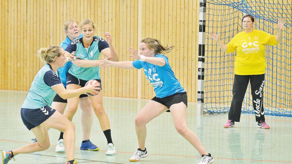 Die Handballerinnen der HSG Weener/Bunde (türkise Trikots) und alle anderen Mannschaften in der Handballregion Ems-Jade können den Spielbetrieb auf eigene Gefahr hin wieder aufnehmen.  © Foto: Ammermann