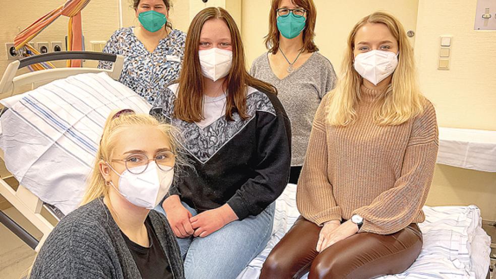 Die leitende Hebamme Anne Gerdes (hinten links) und Hebamme Gabriele Meyerhoff (hinten rechts) sind Praxisanleiterinnen. Drei Studentinnen haben im Marien-Hospital angefangen (von links): Emma Wolters, Milena Walker und Michaela Schepers.  © Foto: Klinik