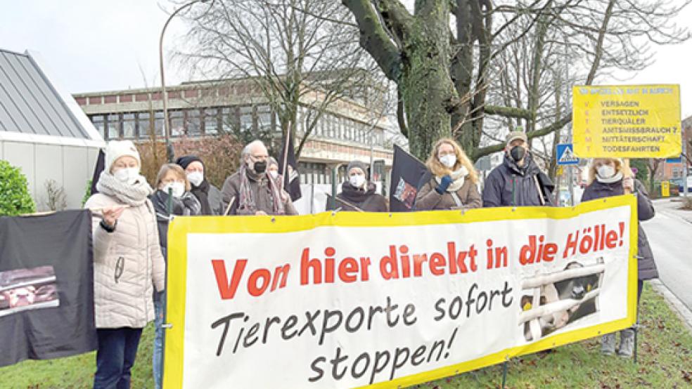 Die »Ostfriesen gegen Tierleid« demonstrierten am Samstagvormittag zwischen dem Rathaus und dem Auricher Landratsamt.  © Foto: Stapf