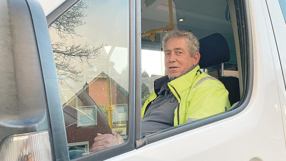 Sitzt seit über fünf Jahren im Anrufbus am Steuer: der Rheiderländer Jan Oltmanns.  © Foto: Boelmann
