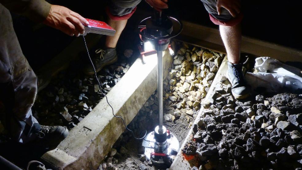 Nachdem der Schotter entfernt ist, kommt auf dem freigelegten Untergrund das »Dynamische Fallplattendruckgerät« zum Einsatz. Hierbei fällt ein Gewicht auf eine definierte Platte – wie tief diese dabei in den Boden eindringt, ergibt Aufschluss über die Tragfähigkeit beziehungsweise Stabilität des Untergrunds. © Foto: DB Engineering 