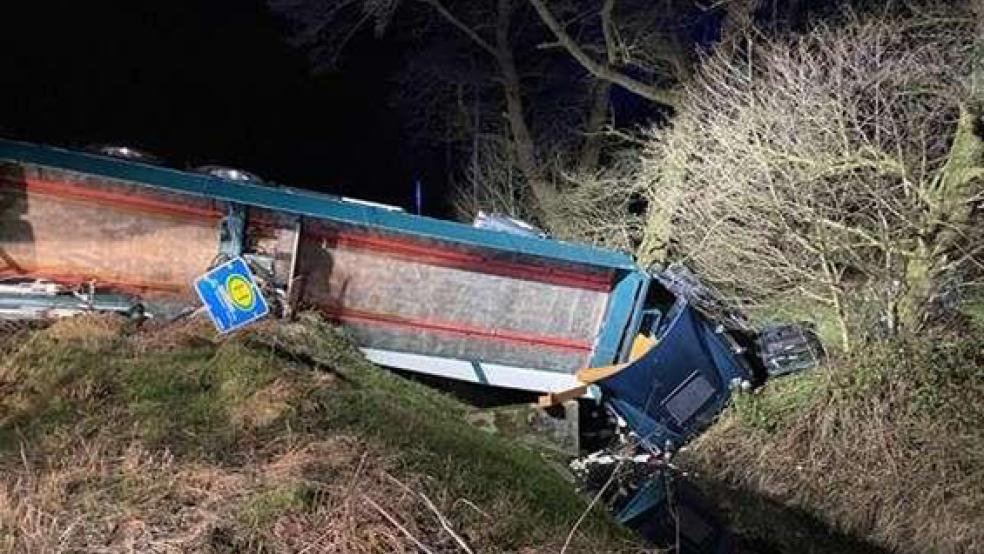 Der verunglückte Lastzug musste nach dem Unfall mit Hilfe eines Krans geborgen werden.  © Foto: Polizei