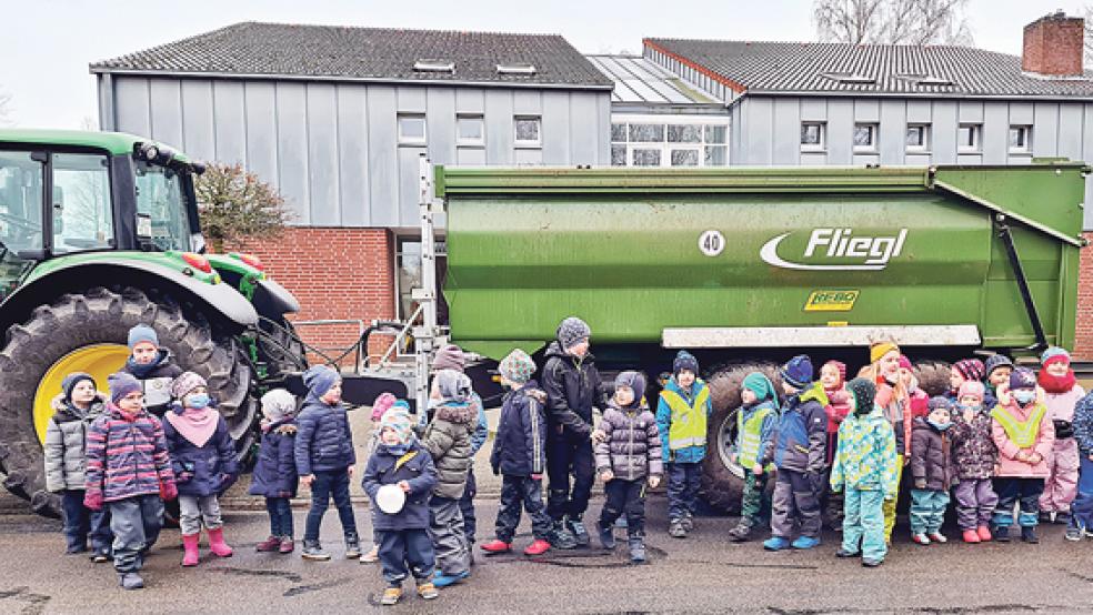 Nachträgliche Bescherung für den Kindergarten Holthusen: Bei der Weihnachtsbaumsammlung kamen zahlreiche Spenden zusammen.  © Foto: privat