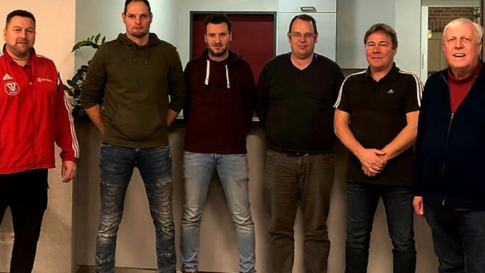 Fussballobmann Gerold van Hoorn (rechts) und sein Stellvertreter Peter Swart (links) freuten sich, dass das Trainerteam der 1. Herren des TV mit Ralph Schmidt und Matthias Schmidt (von rechts) sowie Betreuer Stefan Rieks und Torwarttrainer Christopher Klock dem Verein für eine weitere Saison treu bleibt. Auch mit den Trainern der 2. und der 3. Herrenmannschaft wurden die Verträge verlängert. © Foto: privat 