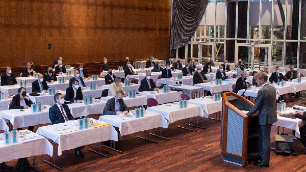 Die 50-köpfige Vollversammlung hat sich im Forum Alte Werft in Papenburg konstituiert. © Foto: IHK