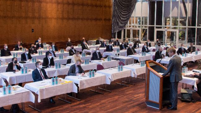 Bernhard Brons bleibt IHK-Präsident