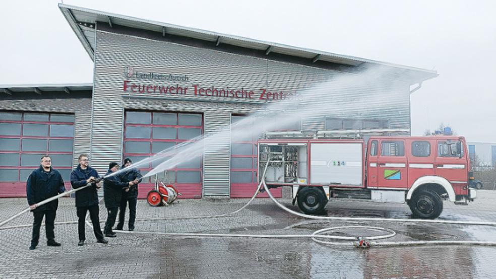 Christoph Ecker, Stefan Fisser, Michael Breitkopf und Dennis Badberg testen die Funktionen des generalüberholten LF 16, das Feuerwehrfahrzeug soll bald in Tansania wieder zum Einsatz kommen.  © Foto: Feuerwehr