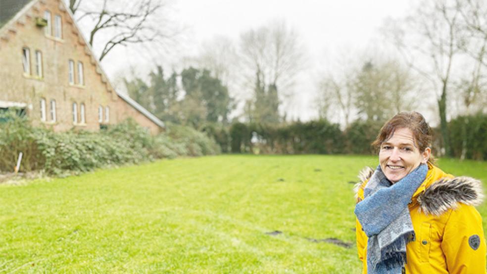Auf dieser Fläche hinter der Häuserzeile am Kirchring in Bunde will der Verein »Open Dören« sein Zukunftsprojekt »Wohnen und Leben im Alter realisieren«. Geschäftsführerin Insa Franzen (Foto) sorgt sich um die Realisierung, denn mit der nun fehlenden KfW-Förderung bricht ein wesentlicher Finanzierungsbaustein weg.  © Foto: Hanken